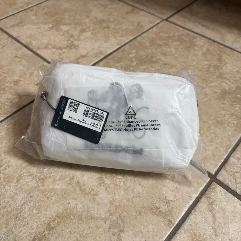 Disney x lululemon LIMITED EDITION White Mickey Everywhere Belt Bag - Picture 4 of 12